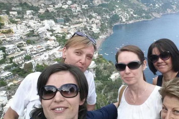 Painting guest in Amalfi making a selfie with tutor and other guests.